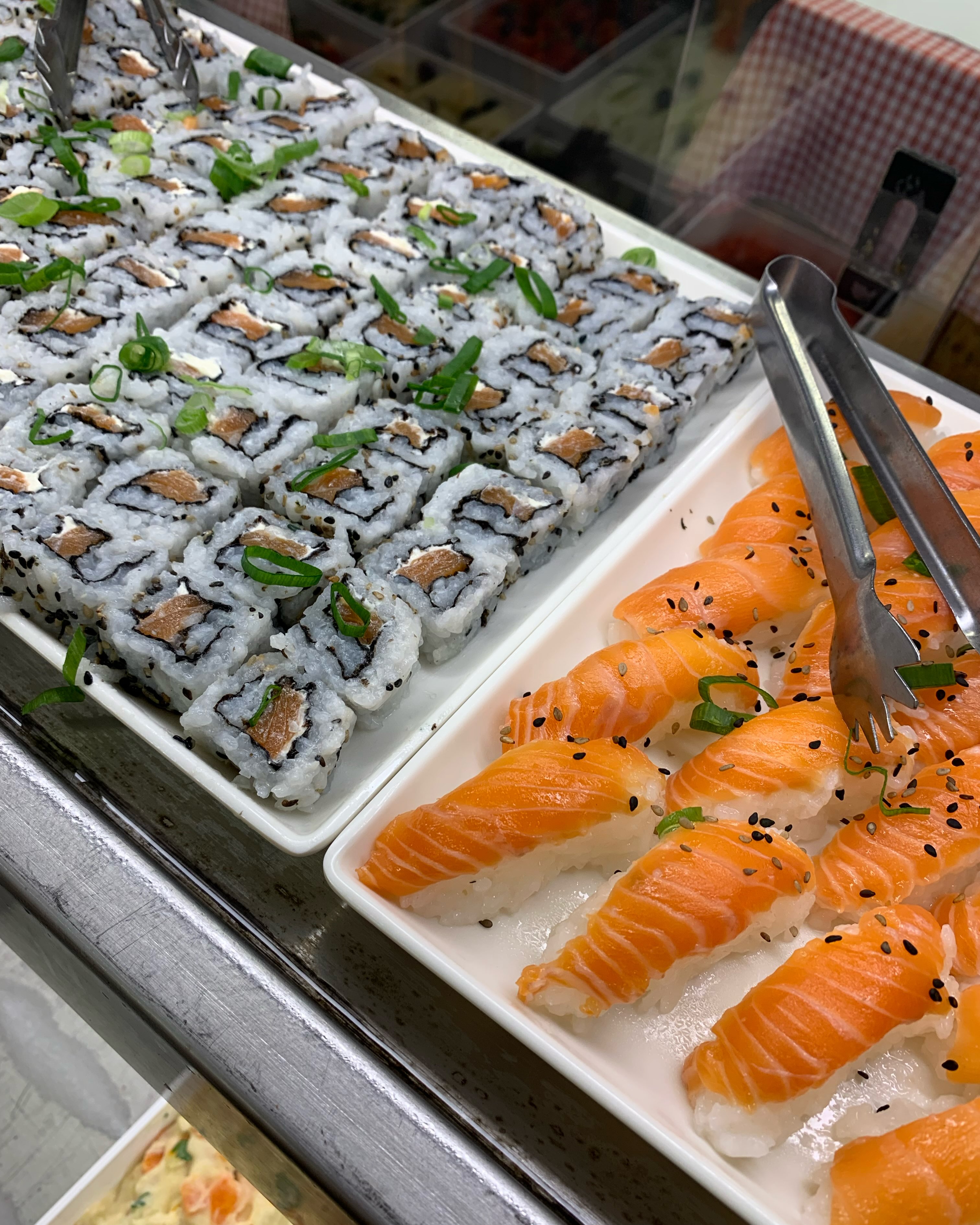 Buffet japonês com sushi e sashimi de salmão